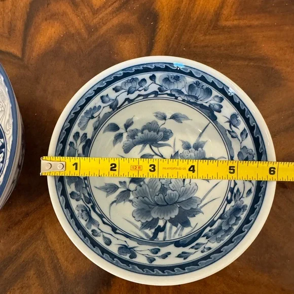 2 Blue and White Porcelain Decorative Bowls In Excellent Condition - Picture 9 of 12